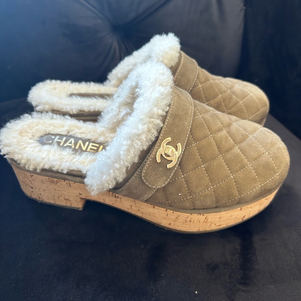 Chanel 2020 fur logo mules